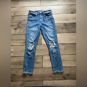 Size 28 Levi’s high rise skinny jean